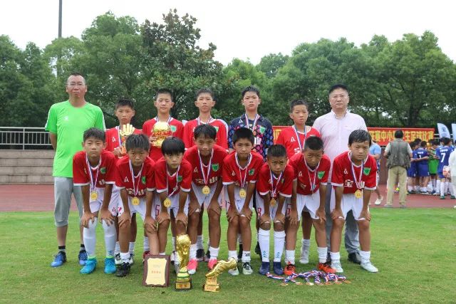 梅启明被妻子曝出，啃老竟长达五十年，还逼17岁儿子停学打工